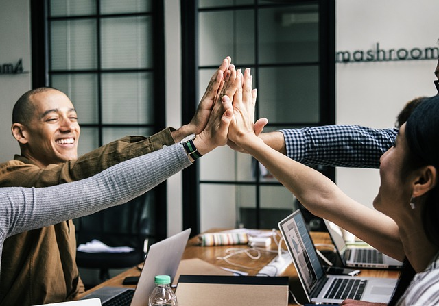 7 CZYNNIKÓW, KTÓRE WPŁYWAJĄ NA ZAANGAŻOWANIE I WELLBEING PRACOWNIKÓW