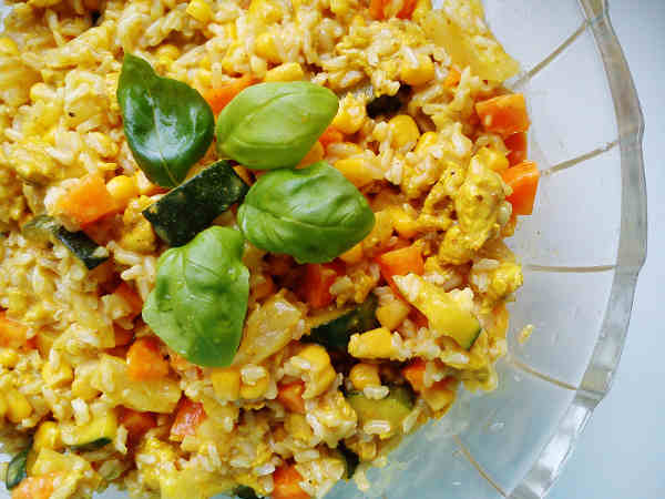 SAŁATKA RYŻOWA Z KURCZAKIEM CURRY I WARZYWAMI